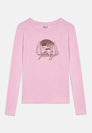 Lyserød langærmet pige-t-shirt med rund hals og en brun grafik af bjerge, træer og ordet "Roxy" foran.
