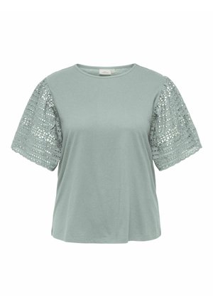 Camiseta verde claro con cuello redondo y mangas cortas de textura de encaje que presentan intrincados patrones recortados. Tejido suave y casual.