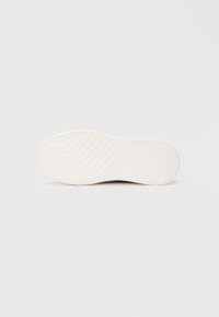 Talpă alb�ă de pantof cu striații și modele texturate. Suprafață netedă, fără marcaje vizibile. Design cu vârf rotunjit și toc plat.