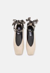 Steve Madden FOSSE - Ballerina med reim - offwhite