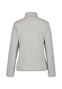 Chaqueta gris claro con un cuello alto, que presenta un patrón texturizado de formas en "U" alternadas. Mangas largas y un diseño ajustado.
