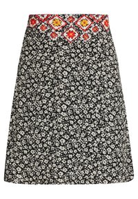 Zwarte bloemenrok met een aansluitende taille en rode en gele geborduurde accenten. De stof toont kleine, delicate witte bloemen.