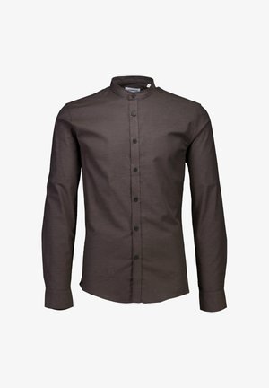 Koszula z długim rękawem w ciemnobrązowym materiale, z kołnierzykiem typu band, zapinana na guziki z przodu i z mankietami. Gładka tekstura z minimalnym wzorem.