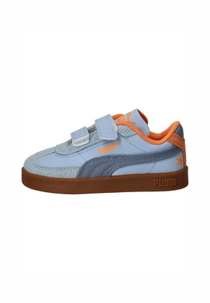 Lichtblauwe en oranje Puma sneaker met bruine rubberen zool, twee klittenbandriemen en sterdetail aan de hielzijde.