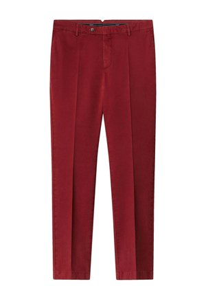 Chinos de algodón rojos con corte recto, un pliegue frontal sencillo, cierre de botón y trabillas para cinturón. Textura suave sin patrones visibles.