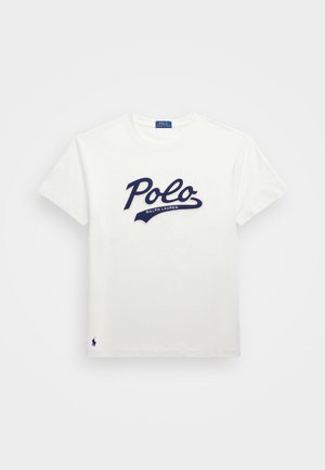 Camiseta de algodón blanca con diseño del logo "Polo" en azul marino y texto "Ralph Lauren". Pequeño logo de caballo en azul marino en la parte inferior izquierda.