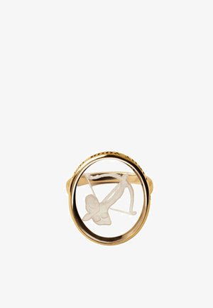 Anillo de oro con una pieza central circular transparente que contiene una figura blanca de un arquero tensando un arco.