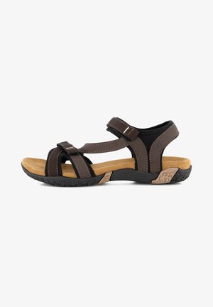 Bruine sandalen met verstelbare banden, suède voetbed en een gestructureerde zwarte rubberen buitenzool. Voorzien van een dubbel band ontwerp voor een veilige pasvorm.