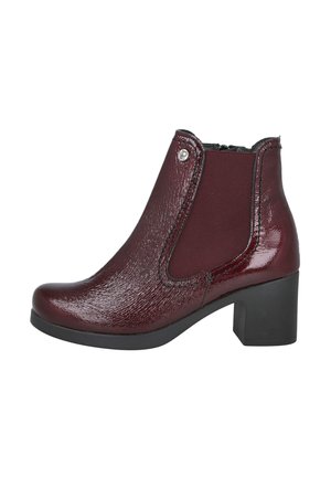 Botines burdeos con un acabado texturizado brillante, paneles elásticos y un tacón bajo tipo bloque. Parte superior lisa y detalle de costura a juego.