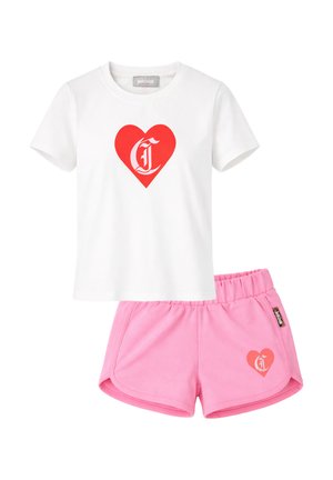 Maglietta bianca a maniche corte con un cuore rosso e la lettera "J" sul davanti, abbinata a pantaloncini rosa con vita elastica e un logo a forma di cuore coordinato.