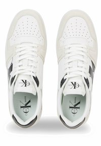 Zapatillas blancas con acentos en gris y negro, que presentan un upper de cuero suave, una sección de puntera perforada y un logotipo prominente en la lengüeta.