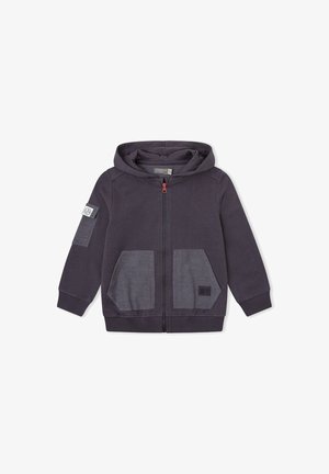 Sudadera con capucha para niños de color gris oscuro con cremallera, dos bolsillos delanteros, capucha, puños acanalados y un pequeño parche en el bolsillo de la manga izquierda.