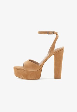 Beigefarbene Wildledersandalen mit Plateau, offenem Zehenbereich, Knöchelriemen und dickem Blockabsatz, mit glatter Textur und minimalen Verzierungen.