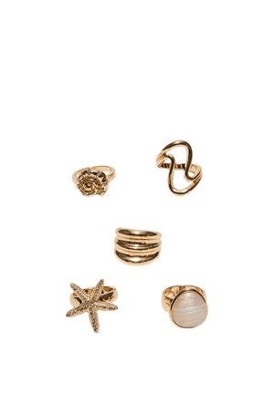 Päť zlatých prsteňov so vzormi: špirála, abstraktná vlna, trojitý pásik, hviezdica a dizajn s perlou na bielom pozadí.