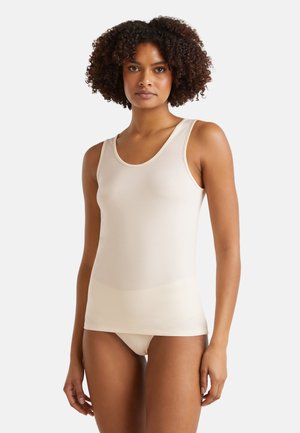 Beżowy top na ramiączkach z dekoltem typu scoop i szerokimi paskami, wykonany z gładkiego, elastycznego materiału, zestawiony z dopasowaną bezszwową bielizną.