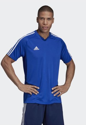 Maglia atletica blu realizzata in tessuto leggero, con maniche corte, scollatura a V e dettagli a righe bianche sulle spalle.
