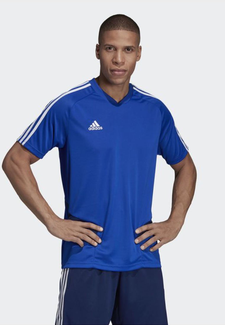 Blaues Sporttrikot aus leichtem Material, mit kurzen Ärmeln, einem V-Ausschnitt und weißen gestreiften Akzenten an den Schultern.