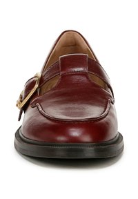 Bordeaux leren instapper met een ronde neus, verstelbare band en gouden gespdetail, geplaatst op een zwarte zool. Gladde textuur en gepolijste afwerking.