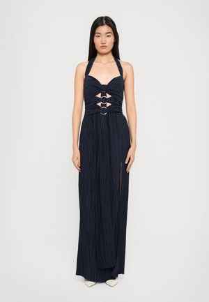 Rochie bleu marin cu gât halter, cu un bust plisat, front decupat și accente circulare, având un design lung până la podea și o țesătură texturată.