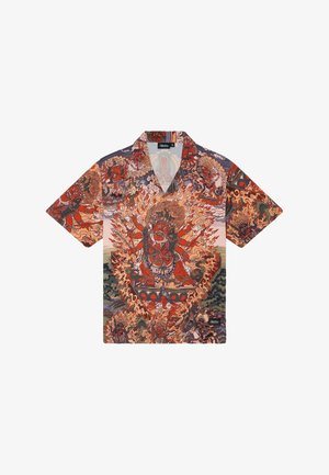 Chemise à manches courtes ornée d'un imprimé multicolore vibrant de divinités et de flammes, dans des tons de rouges, d'oranges et de verts ; fabriquée en tissu léger.