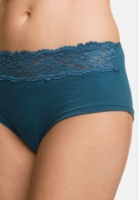 Slip in cotone verde acqua con un'ampia fascia in pizzo, caratterizzato da motivi floreali e una texture morbida, che offre una vestibilità aderente. Bordo senza cuciture per il massimo comfort.