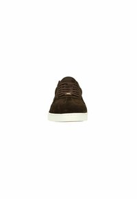 Bruine suède sneaker met een witte rubberen zool, voorzien van ton sur ton veters en een minimalistisch design. Rond neus en een gestructureerde bovenkant.