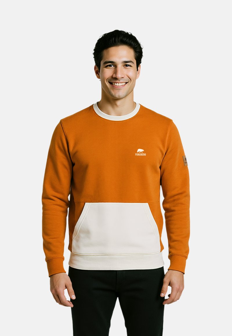 Felpa arancione con collo a giro, pannello inferiore bianco e tasche. Presenta un piccolo logo sul petto e polsini e orlo a costine.
