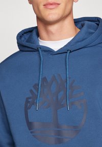 Timberland KENNEBEC RIVER TREE LOGO  - Jersey con capucha - denim/dark saphire