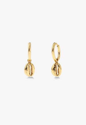 Goldene Creolen-Ohrringe mit jeweils einem kleinen, glänzenden Kaurimuschel-Anhänger, der von der Creole vor weißem Hintergrund hängt.