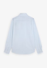 Camisa de manga larga azul claro con yugo trasero, dobladillo redondeado y puños abotonados. Tela lisa y tejida sin patrones ni acentos visibles.