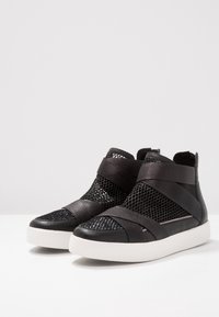 Marco Tozzi Vysoké tenisky - black