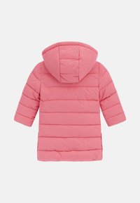 Parka rosa con cappuccio, caratterizzata da una trapuntatura orizzontale e una superficie liscia, progettata con maniche lunghe e un taglio di lunghezza media.