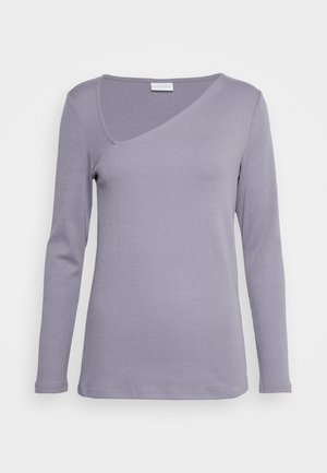 Top de manga longa, com textura em lavanda suave e decote assimétrico, com silhueta ajustada. Feito de material macio e elástico.