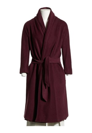 Długi bordowy szlafrok z polaru z kołnierzem szalowym i paskiem w talii, prezentowany na białym torsie manekina.