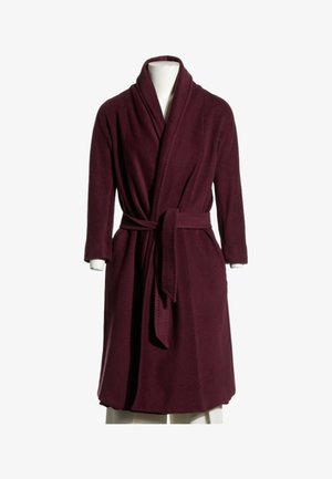 Longue robe de chambre en polaire bordeaux avec col châle et ceinture nouée à la taille, présentée sur un torse de mannequin blanc.