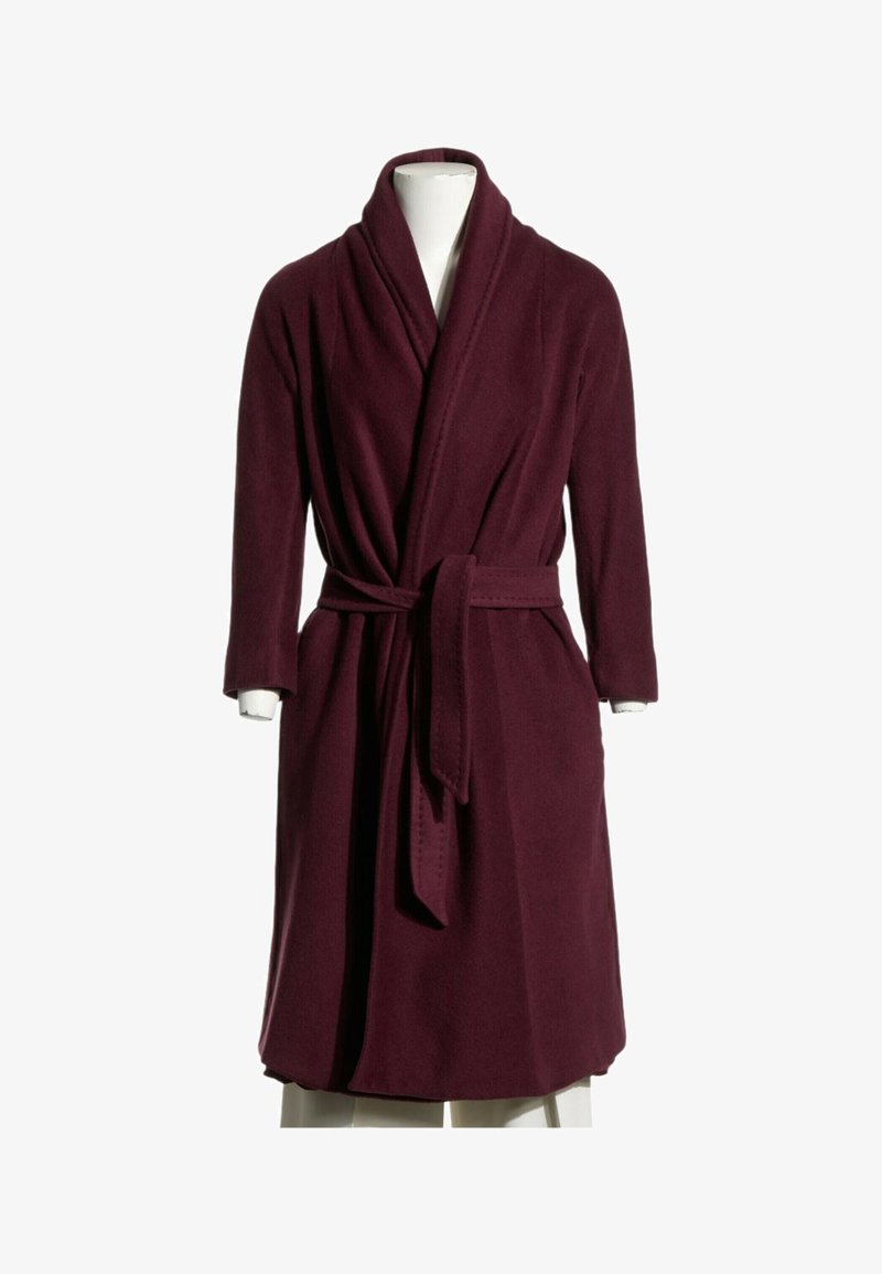 Longue robe de chambre en polaire bordeaux avec col châle et ceinture nouée à la taille, présentée sur un torse de mannequin blanc.