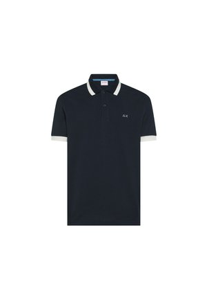 Polo a maniche corte blu navy con colletto e bordi delle maniche bianchi, caratterizzato da un piccolo logo ricamato bianco sul petto a sinistra.