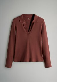 Bluza maro cu mâneci lungi și dungi, cu guler în formă de V. Țesătura pare moale, având un model texturat și o croială lejeră.