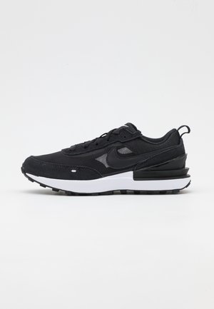 Sort Nike løbesko med mesh og ruskind overdel, hvid mellemsål, sort ydersål og trækstrop ved hælen.