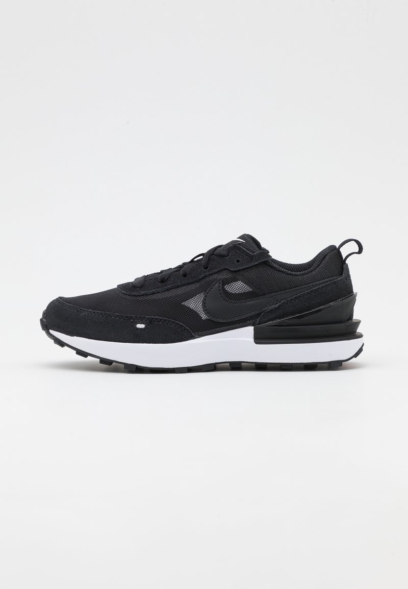 Chaussure de course Nike noire avec tige en mesh et en daim, semelle intermédiaire blanche, semelle extérieure noire et languette au talon.