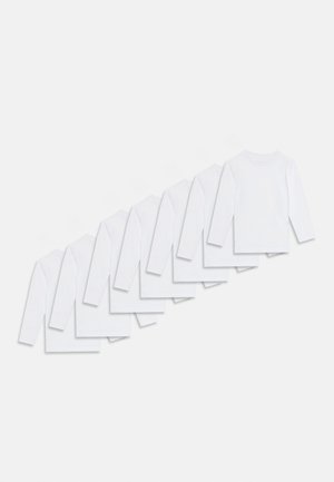 Neuf t-shirts blancs unis à manches longues disposés en motif diagonal superposé sur un fond clair.