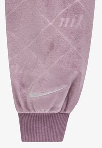 Nike Sportswear COZY MONOGRAM SET - Tepláková souprava - plum dust
