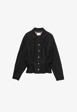 Crna traper jakna s ovratnikom, zatvaračem na prednjoj strani s gumbima i dva džepa na prsima. Ima duge rukave i istaknut struk.