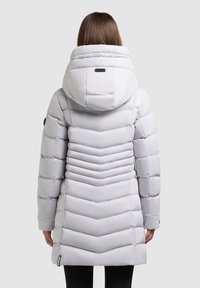 Gai pelēks pūkains jaka ar kapuci, kurai ir quilted dizains, ribota apdare un elastīgas aproces. Aizmugures skats, kas parāda pilnu garumu.