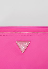 Guess GEMMA CROSSBODY CAMERA - Torba preko tijela - vivid rose