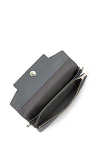 Portafoglio in pelle grigia con esterno texturizzato, chiusura a scatto e tasca con zip. L'interno presenta una fodera liscia e ampio spazio per riporre gli oggetti.