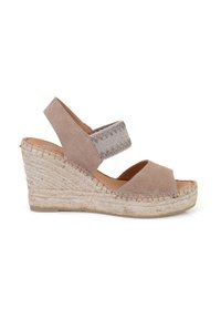 Beige suède wedge sandalen met een geweven jute platform. Voorzien van een elastische band over de voet en een open teen ontwerp.