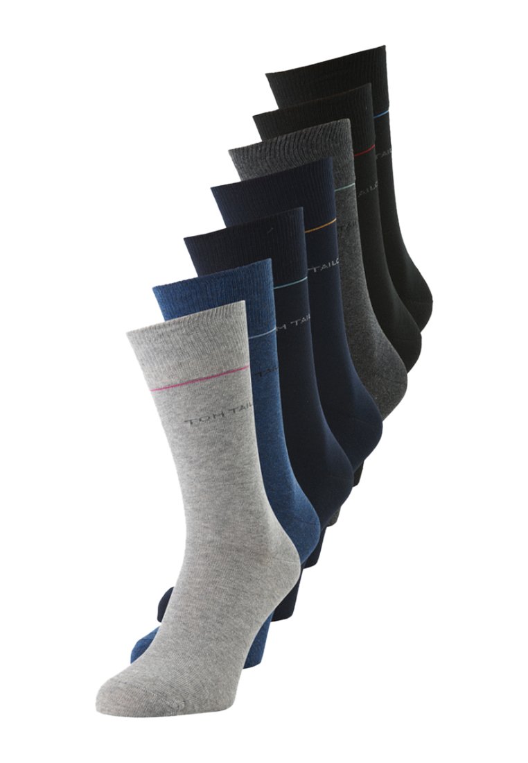 Paquete de ocho pares de calcetines en varios colores: gris, marino, azul oscuro y negro. Presenta un diseño acanalado y un logo cerca del borde superior.