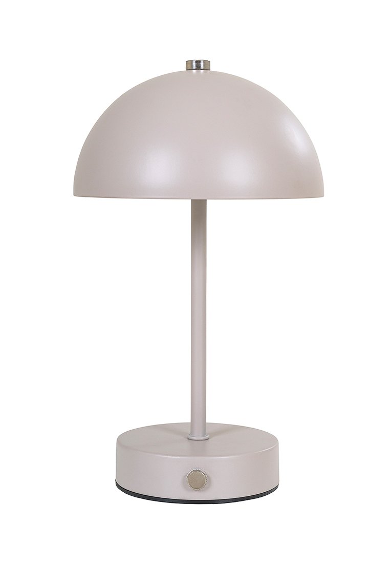 Lámpara de mesa con una pantalla redonda en forma de cúpula de metal beige claro. Presenta un tallo delgado y recto, y una base circular con un interruptor de botón.