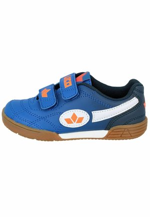 Blaue synthetische Sneaker mit zwei Klettverschlüssen, weißen Akzenten, orangefarbenem Logo, strukturiertem Obermaterial und brauner Gummisohle.